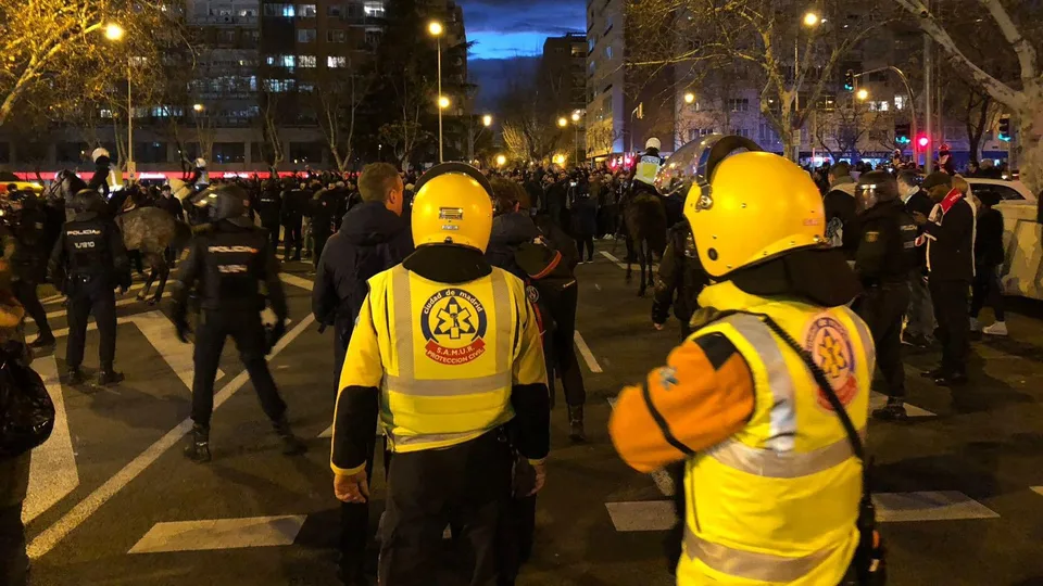 Policía Nacional y sanitarios SAMUR durante un dispositivo nocturno real de seguridad en Madrid, fotografía del 29 de mayo de 2019; archivo anterior a Blocus
