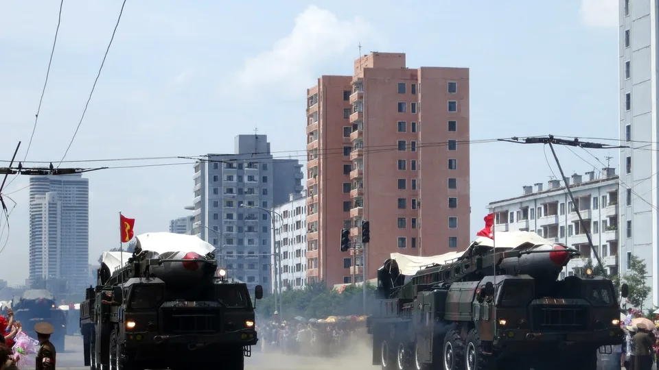Misil balístico de Corea del Norte exhibido durante un desfile militar en Pyongyang en julio de 2013. Imagen documental real de archivo, NO correspondiente a los lanzamientos del 29 de octubre de 2026.