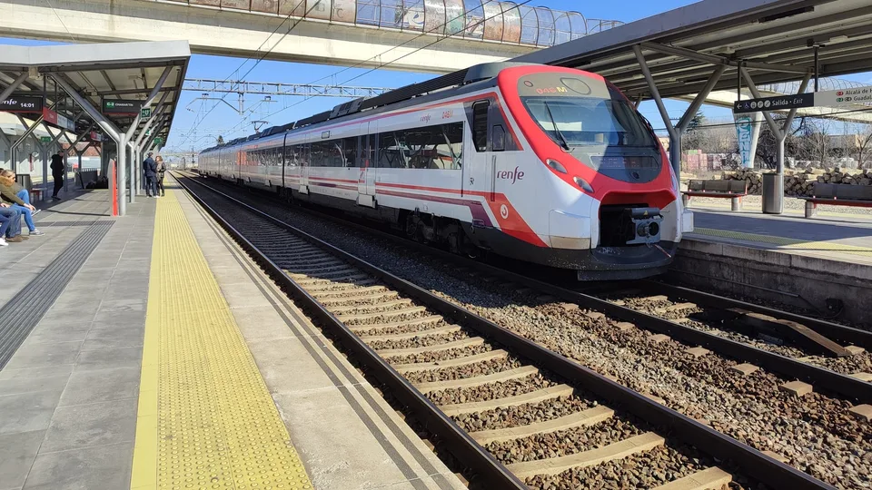 Unidad real Renfe Cercanías Madrid 465.046 detenida en la estación de Vicálvaro en febrero de 2023; imagen de archivo que NO muestra la huelga del 29 de octubre de 2026.