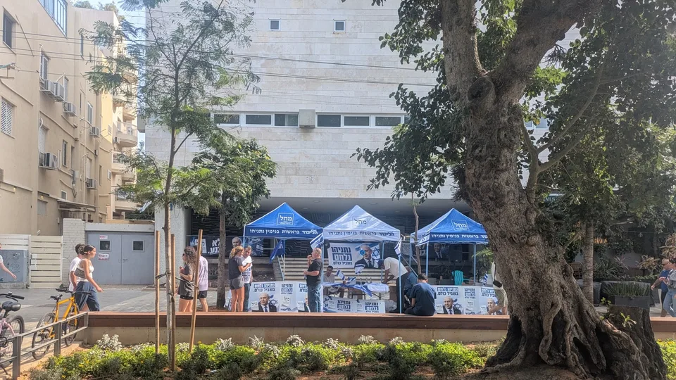 Imagen real de la jornada de las elecciones israelíes del 27 de octubre de 2026, en Tel Aviv, en el entorno de las instalaciones del Likud.