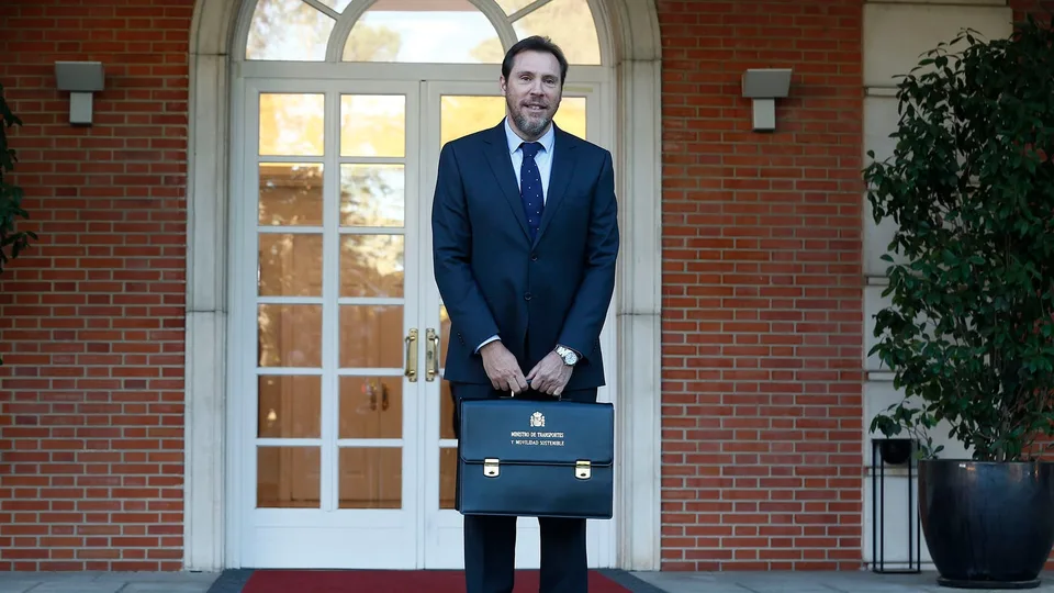 Óscar Puente posa en solitario ante La Moncloa el 22 de noviembre de 2023; retrato institucional real de archivo, sin vinculación visual al accidente de Urda