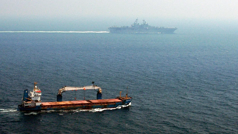Buque mercante navegando por Ormuz el 5 de julio de 2004. Imagen de archivo: NO representa al petrolero Louise 1 ni el ataque de 2026.