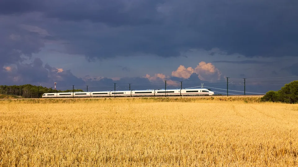 Tren de alta velocidad AVE S-103 en Pontós (Girona), diciembre de 2016; fotografía de archivo, no ilustra un cierre aprobado.