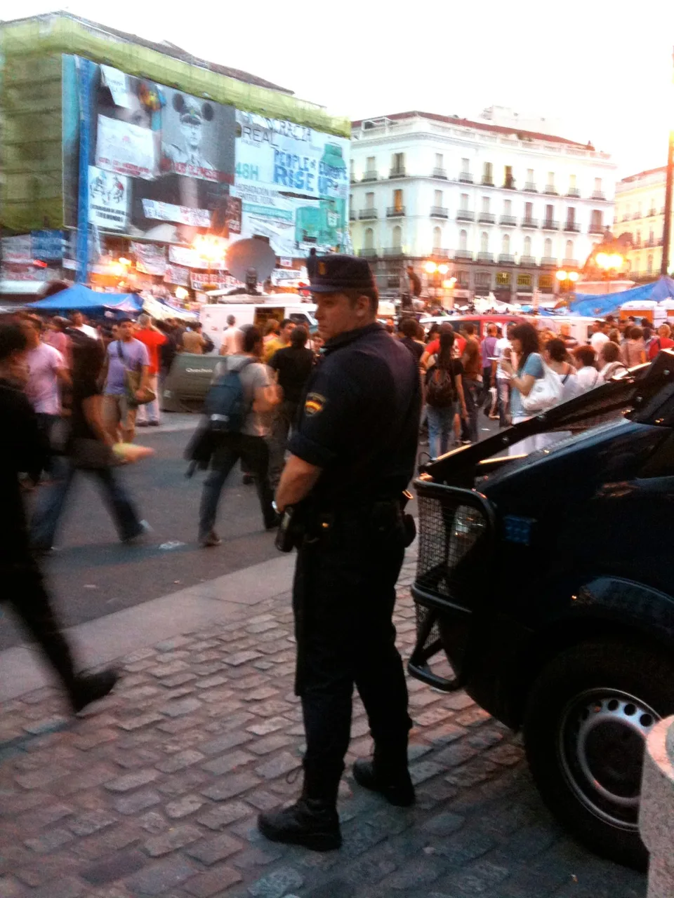 Presencia policial durante una protesta en la Puerta del Sol de Madrid en una imagen de archivo.