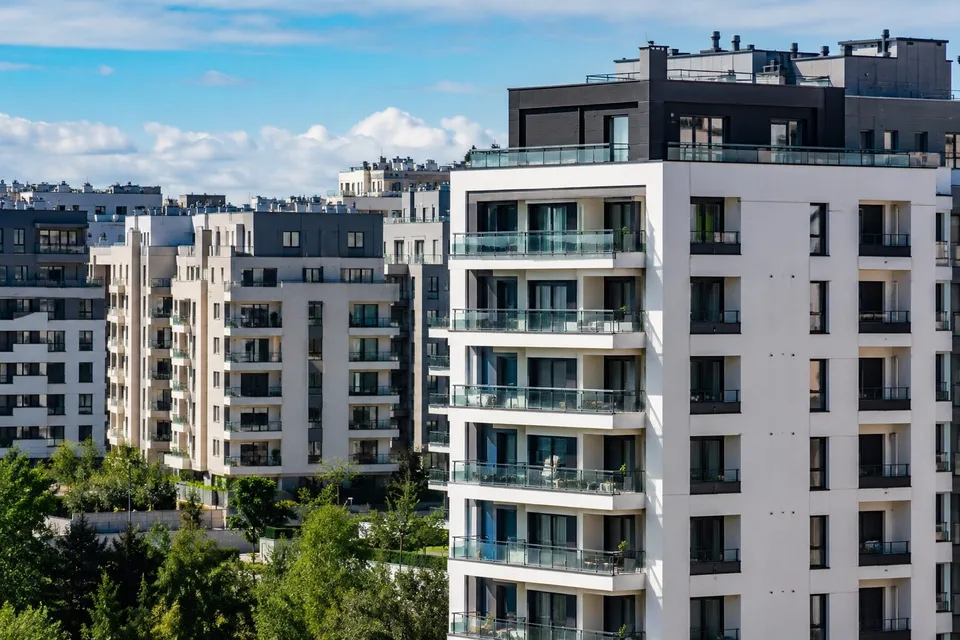 Edificios residenciales y anuncios inmobiliarios en una ciudad española.