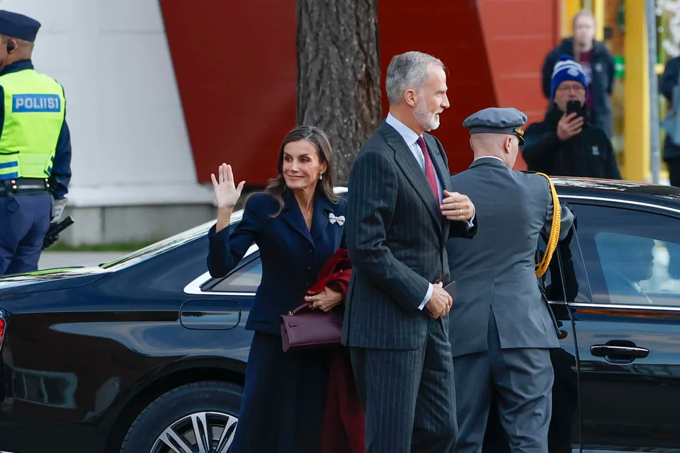 Dos representantes institucionales junto a un vehículo oficial y personal uniformado durante una visita anterior.
