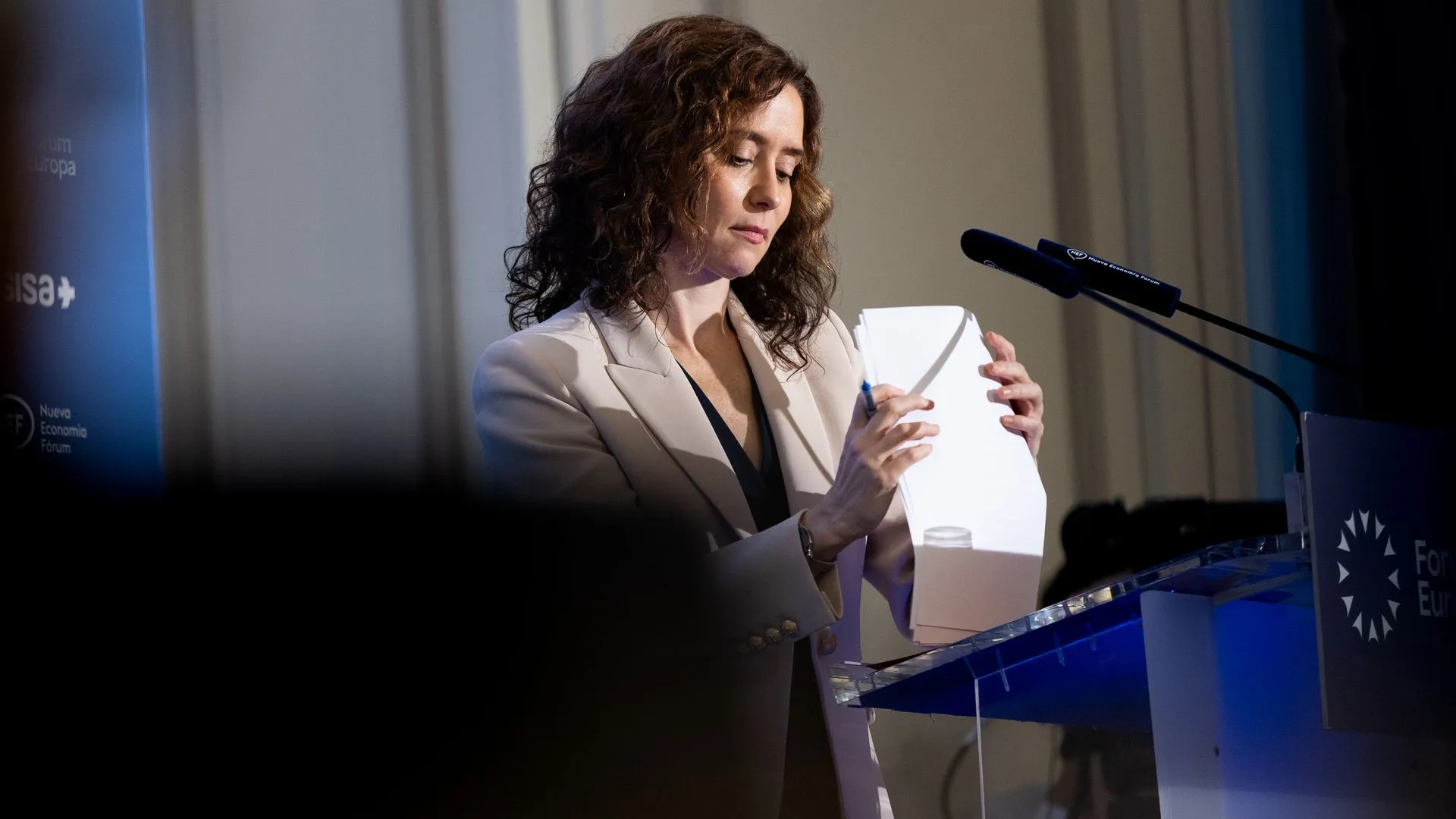 Ayuso cuestiona el voto por correo y Génova se desmarca: el sistema electoral entra en la precampaña del 29N