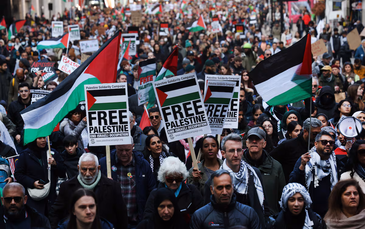 Un manifestante discute con agentes de policía durante la marcha estudiantil propalestina en Londres del 7 de octubre de 2026.